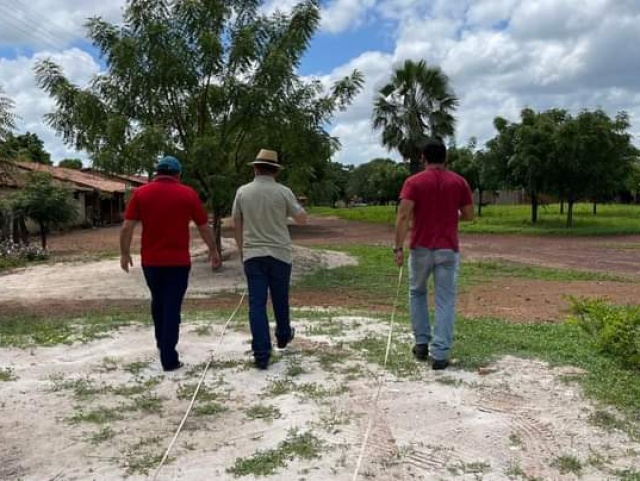 Prefeito visita assentamento para implatação de calçamento em Sigefredo Pacheco (PI)
